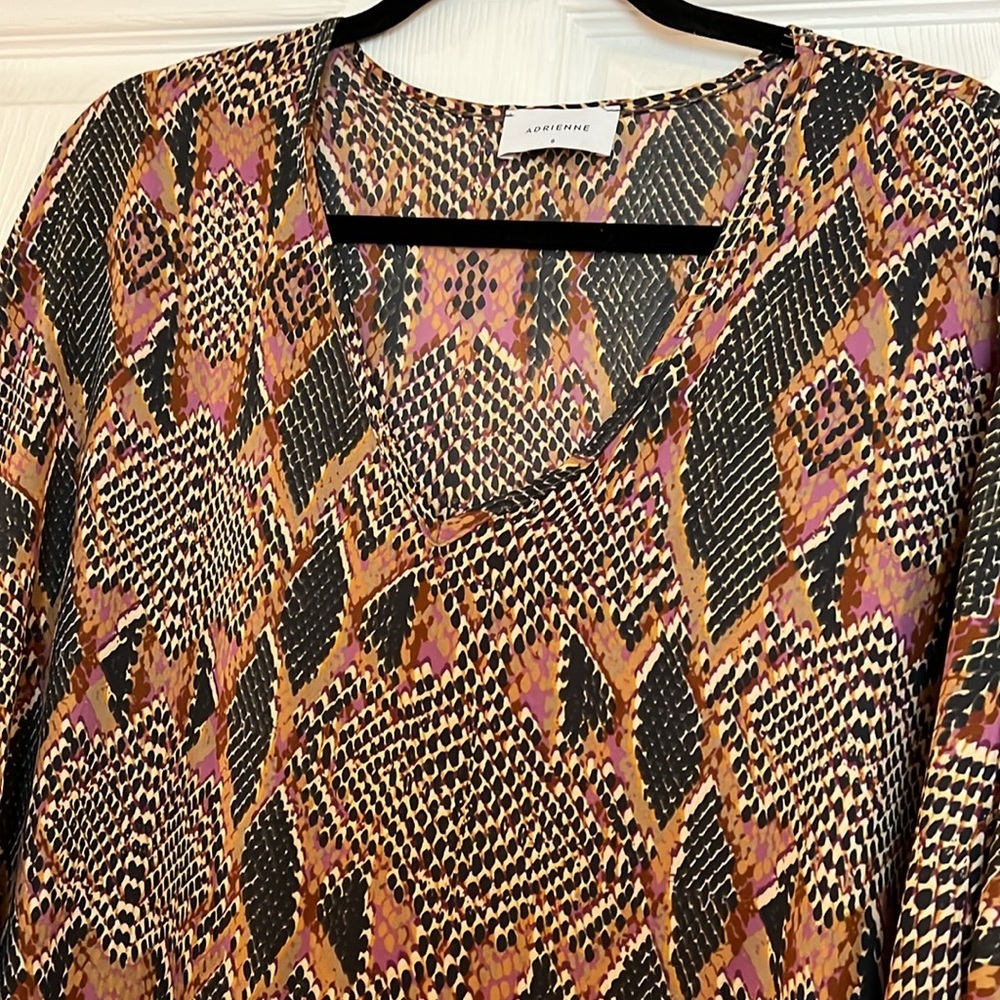 Adrienne Women’s Vneck top Small snake - Picture 2 of 3